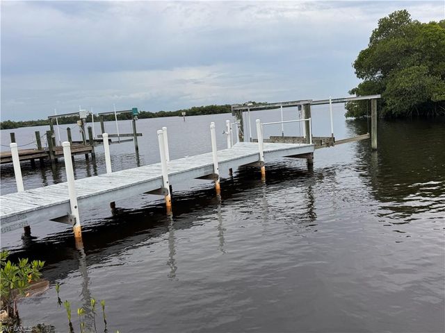 324 Shoreland DR, Fort Myers, FL 33905