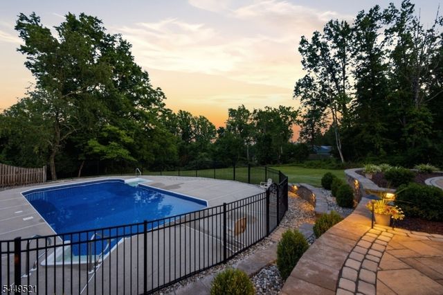 17 Dogwood Dr, Delaware Twp., NJ 08822