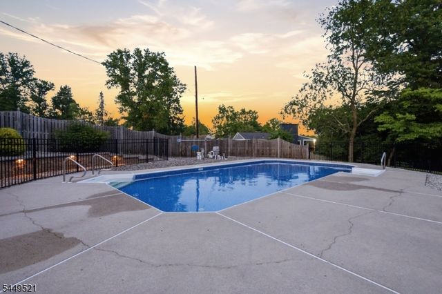 17 Dogwood Dr, Delaware Twp., NJ 08822