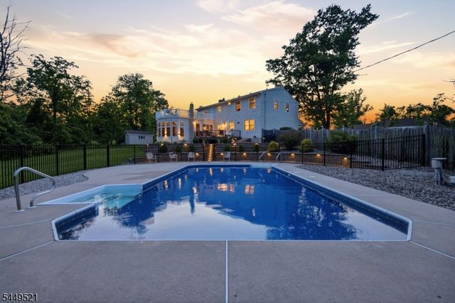 17 Dogwood Dr, Delaware Twp., NJ 08822