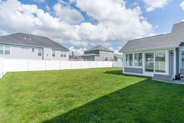 7051 Grove Crossing, Bettendorf, IA 52722