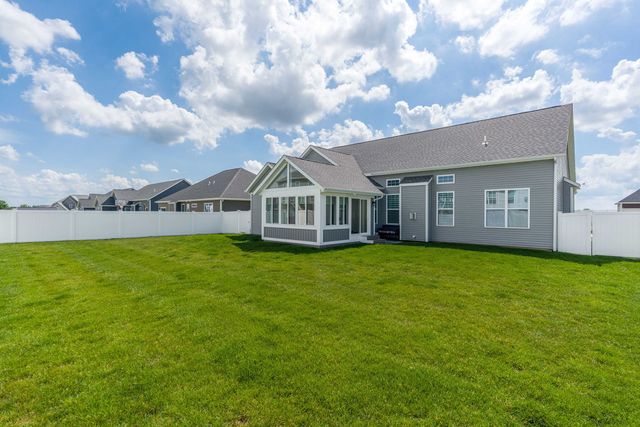 7051 Grove Crossing, Bettendorf, IA 52722