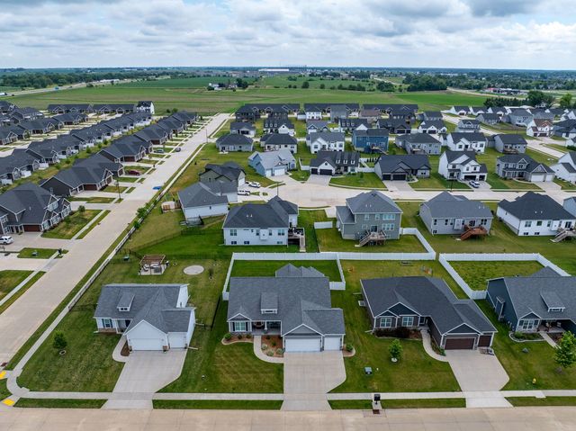 7051 Grove Crossing, Bettendorf, IA 52722
