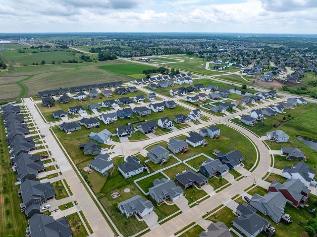 7051 Grove Crossing, Bettendorf, IA 52722