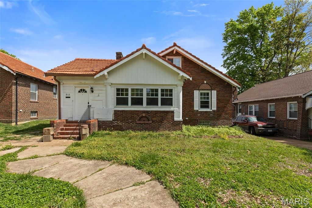 910 Country Club Drive, Pasadena Park, MO 63121