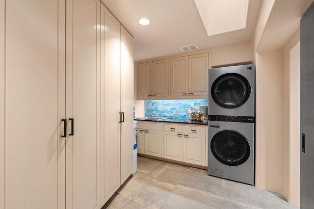 1085 Camino Manana, Santa Fe, NM 87501