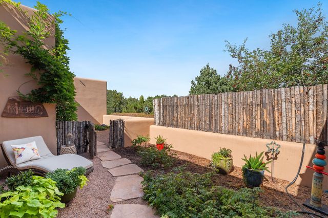 1085 Camino Manana, Santa Fe, NM 87501