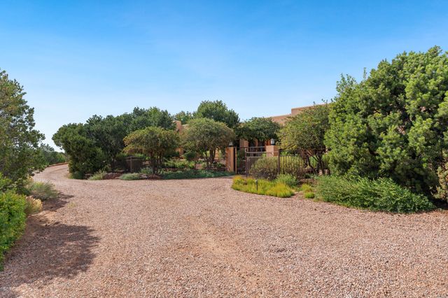 1085 Camino Manana, Santa Fe, NM 87501