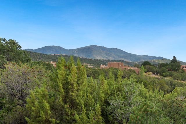 1085 Camino Manana, Santa Fe, NM 87501