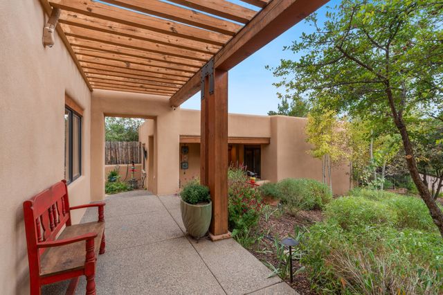1085 Camino Manana, Santa Fe, NM 87501