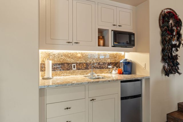 1085 Camino Manana, Santa Fe, NM 87501