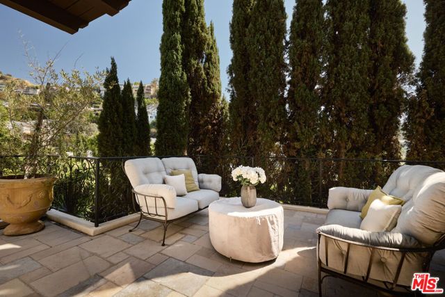 1588 Viewsite Drive, Los Angeles, CA 90069