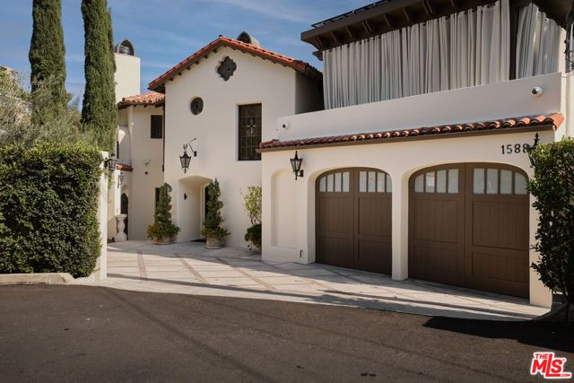 1588 Viewsite Drive, Los Angeles, CA 90069