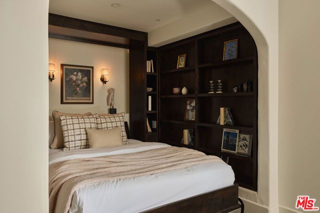1588 Viewsite Drive, Los Angeles, CA 90069