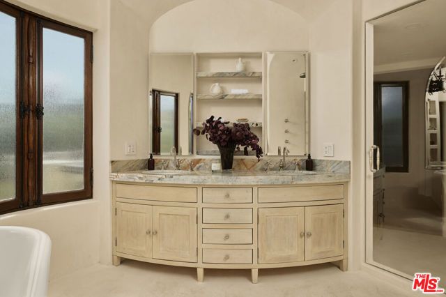 1588 Viewsite Drive, Los Angeles, CA 90069