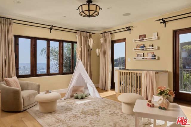 1588 Viewsite Drive, Los Angeles, CA 90069