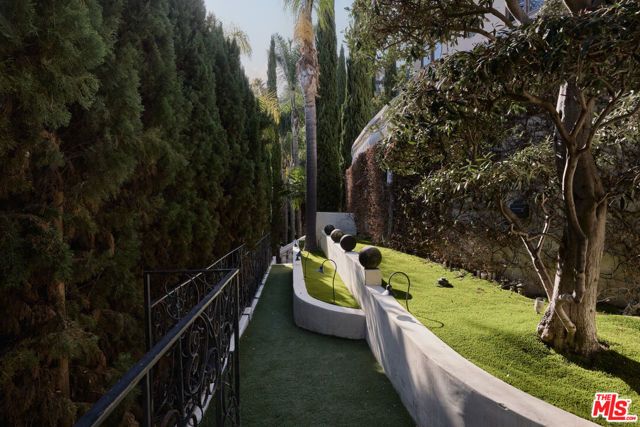1588 Viewsite Drive, Los Angeles, CA 90069