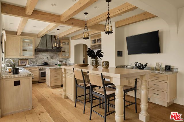 1588 Viewsite Drive, Los Angeles, CA 90069