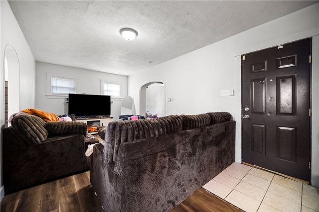 205 Thomas St, West Mifflin, PA 15122