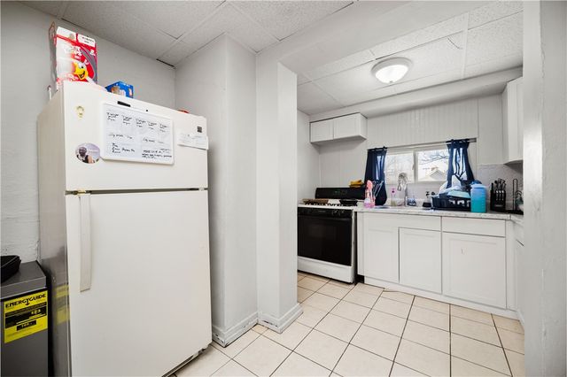 205 Thomas St, West Mifflin, PA 15122