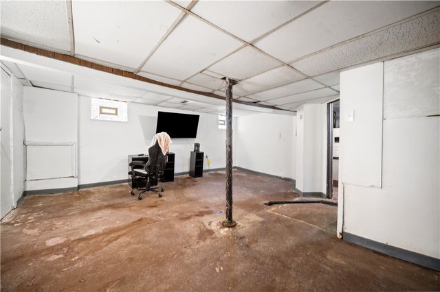 205 Thomas St, West Mifflin, PA 15122