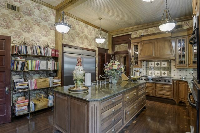 400 W Denton Street, Ennis, TX 75119