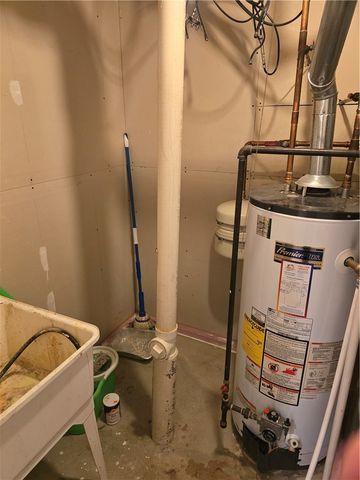 1492 Yorktown, Cecil, PA 15055