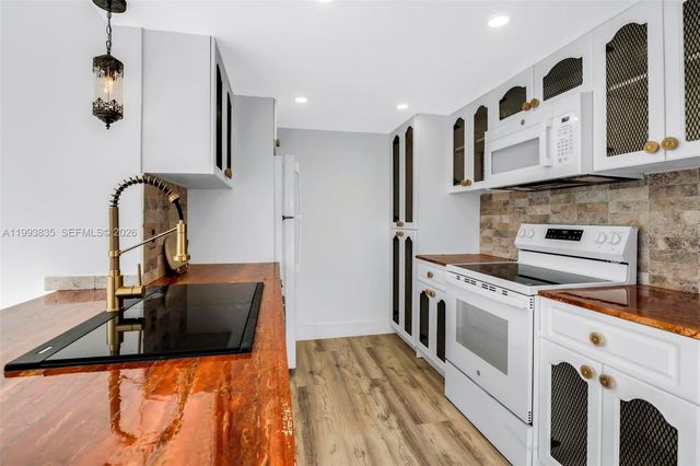 285 NE 191st St 2925, Miami, FL 33179