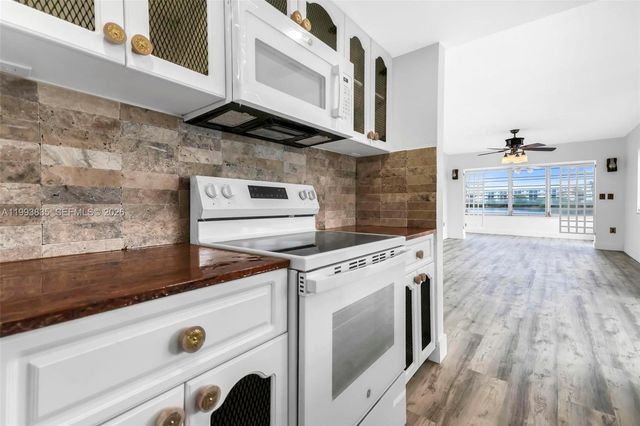 285 NE 191st St 2925, Miami, FL 33179