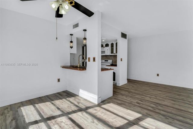 285 NE 191st St 2925, Miami, FL 33179