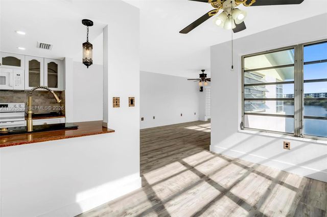 285 NE 191st St 2925, Miami, FL 33179