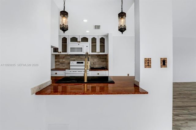 285 NE 191st St 2925, Miami, FL 33179