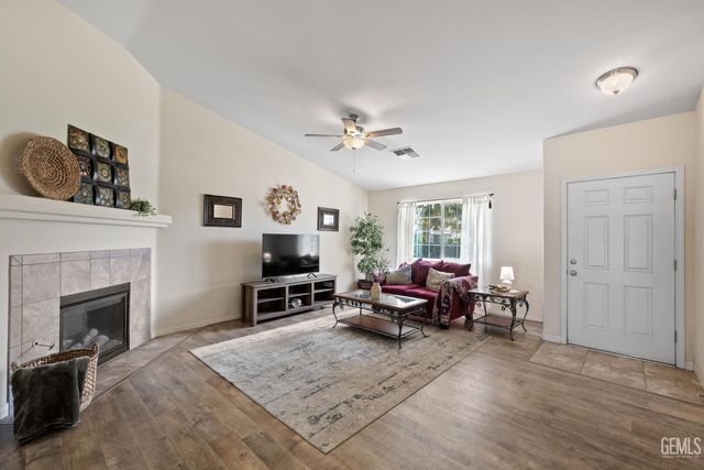 10806 Valverde Drive, Bakersfield, CA 93311