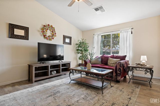 10806 Valverde Drive, Bakersfield, CA 93311