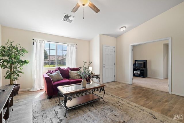 10806 Valverde Drive, Bakersfield, CA 93311