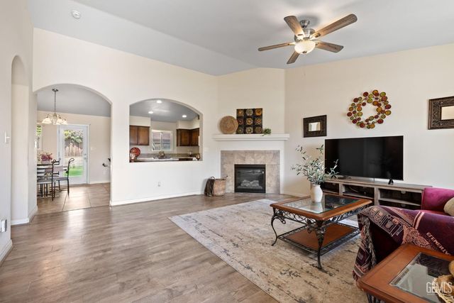 10806 Valverde Drive, Bakersfield, CA 93311