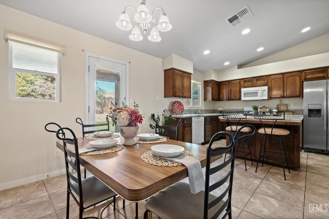 10806 Valverde Drive, Bakersfield, CA 93311