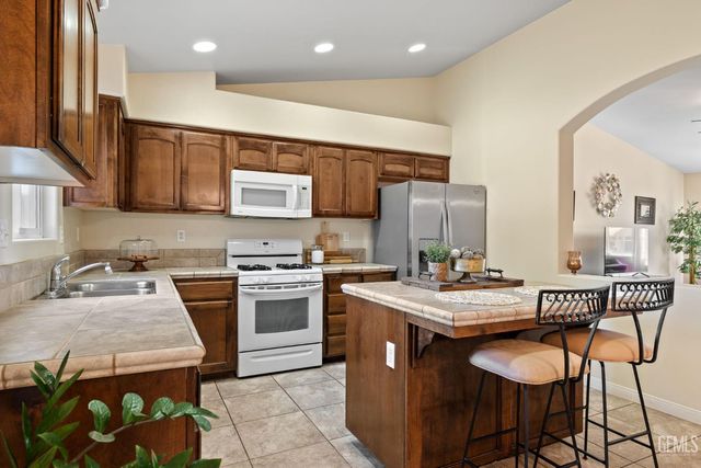 10806 Valverde Drive, Bakersfield, CA 93311