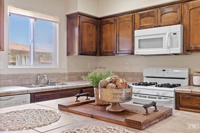 10806 Valverde Drive, Bakersfield, CA 93311