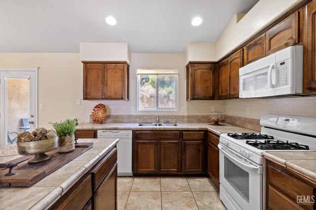 10806 Valverde Drive, Bakersfield, CA 93311