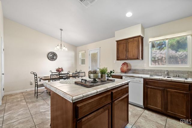 10806 Valverde Drive, Bakersfield, CA 93311