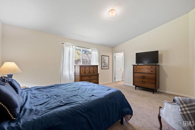 10806 Valverde Drive, Bakersfield, CA 93311