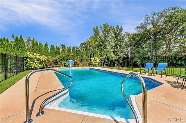13354 Thornhill Drive, St Louis, MO 63131