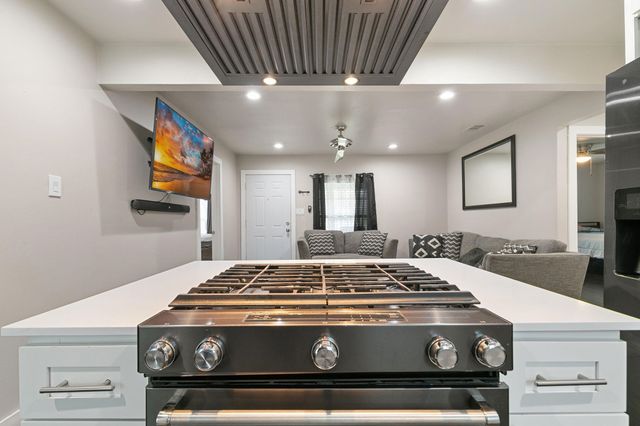 1506 E Waco Avenue, Dallas, TX 75216