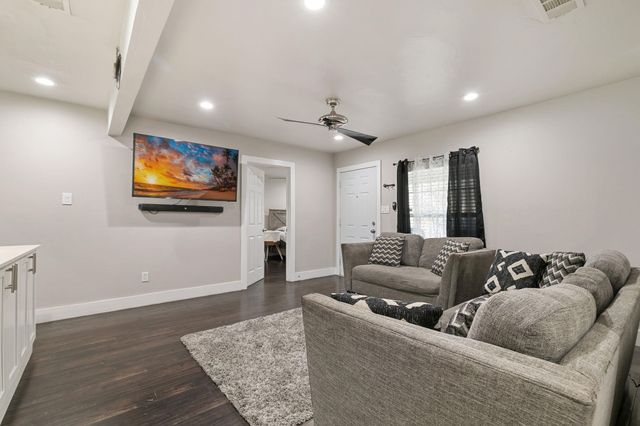 1506 E Waco Avenue, Dallas, TX 75216