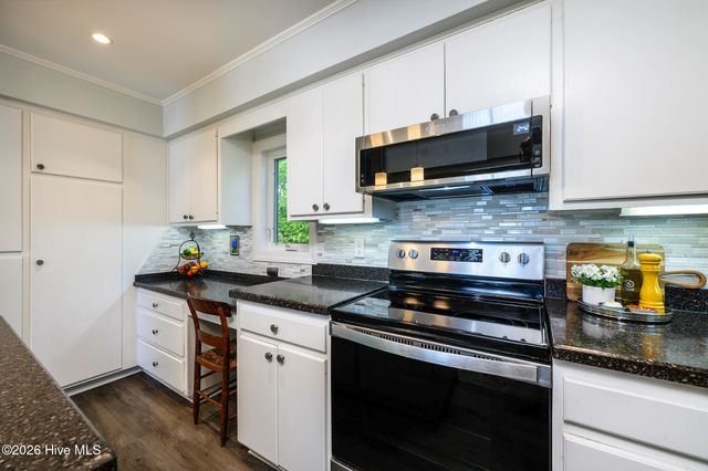 302 Plantation Drive, New Bern, NC 28562