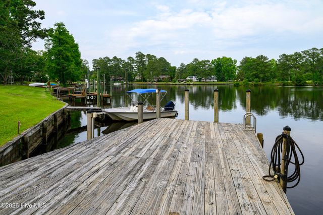 302 Plantation Drive, New Bern, NC 28562