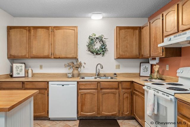 2504 ONEIL AVE, Cheyenne, WY 82001