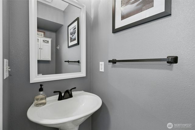 512 Runquist Court, Steilacoom, WA 98388