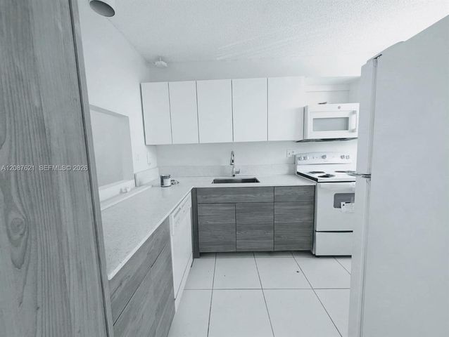 8429 Forest Hills Drive 305, Coral Springs, FL 33065